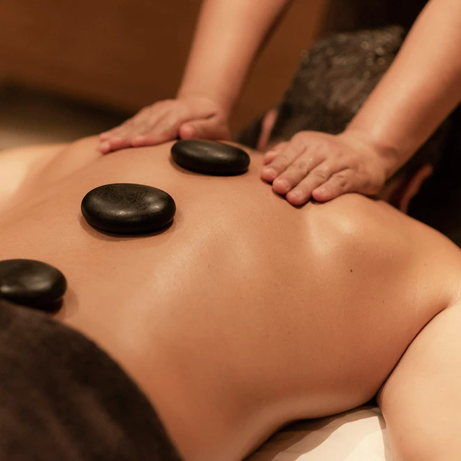 Área de masajes con piedras calientes en OME Spa